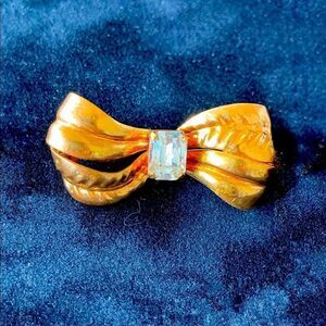 Victorian gold bow pin with  emerald cut crystal